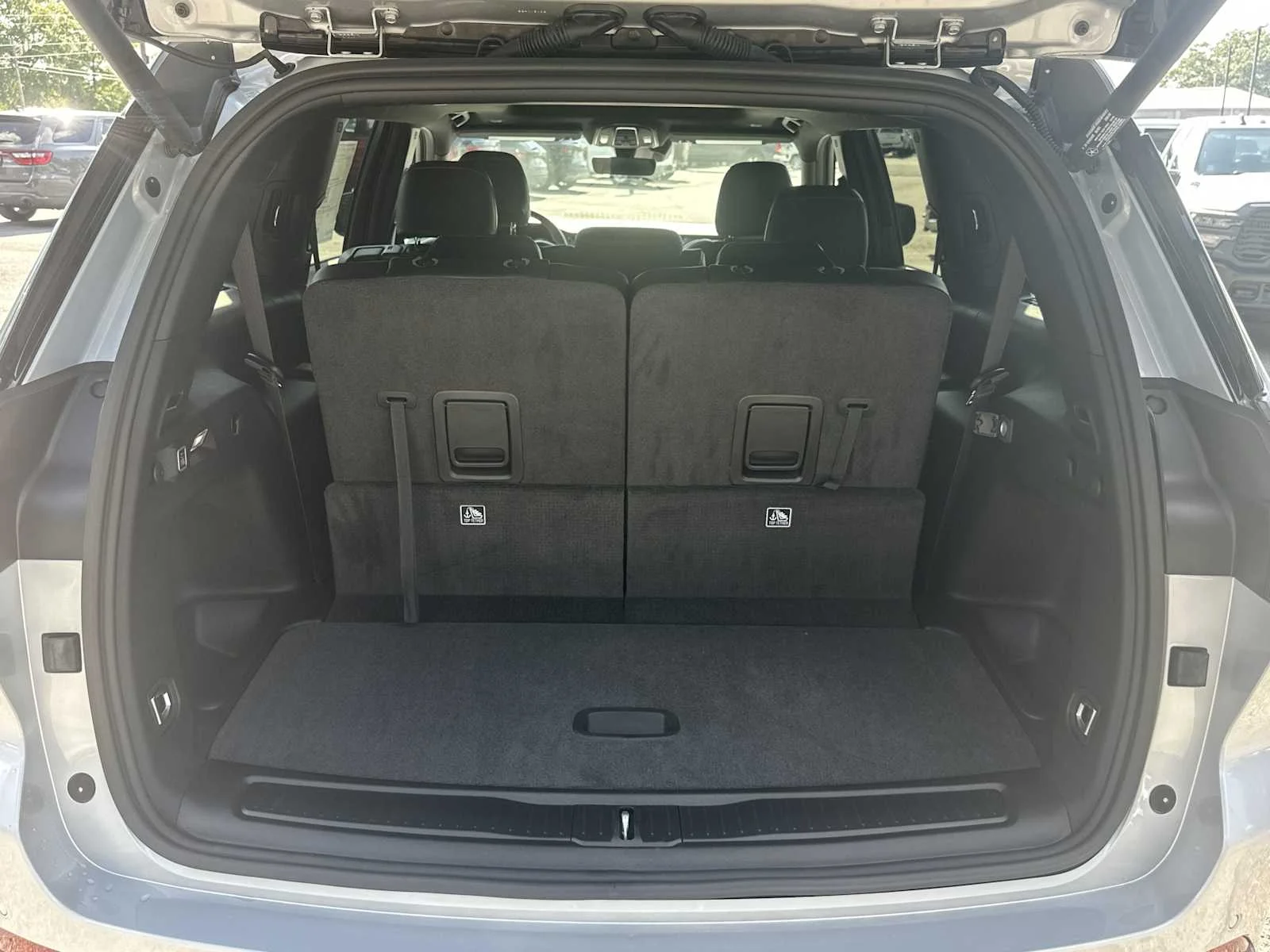 New 2026 Silver Zynith Exterior Paint Jeep Laredo Altitude image 18