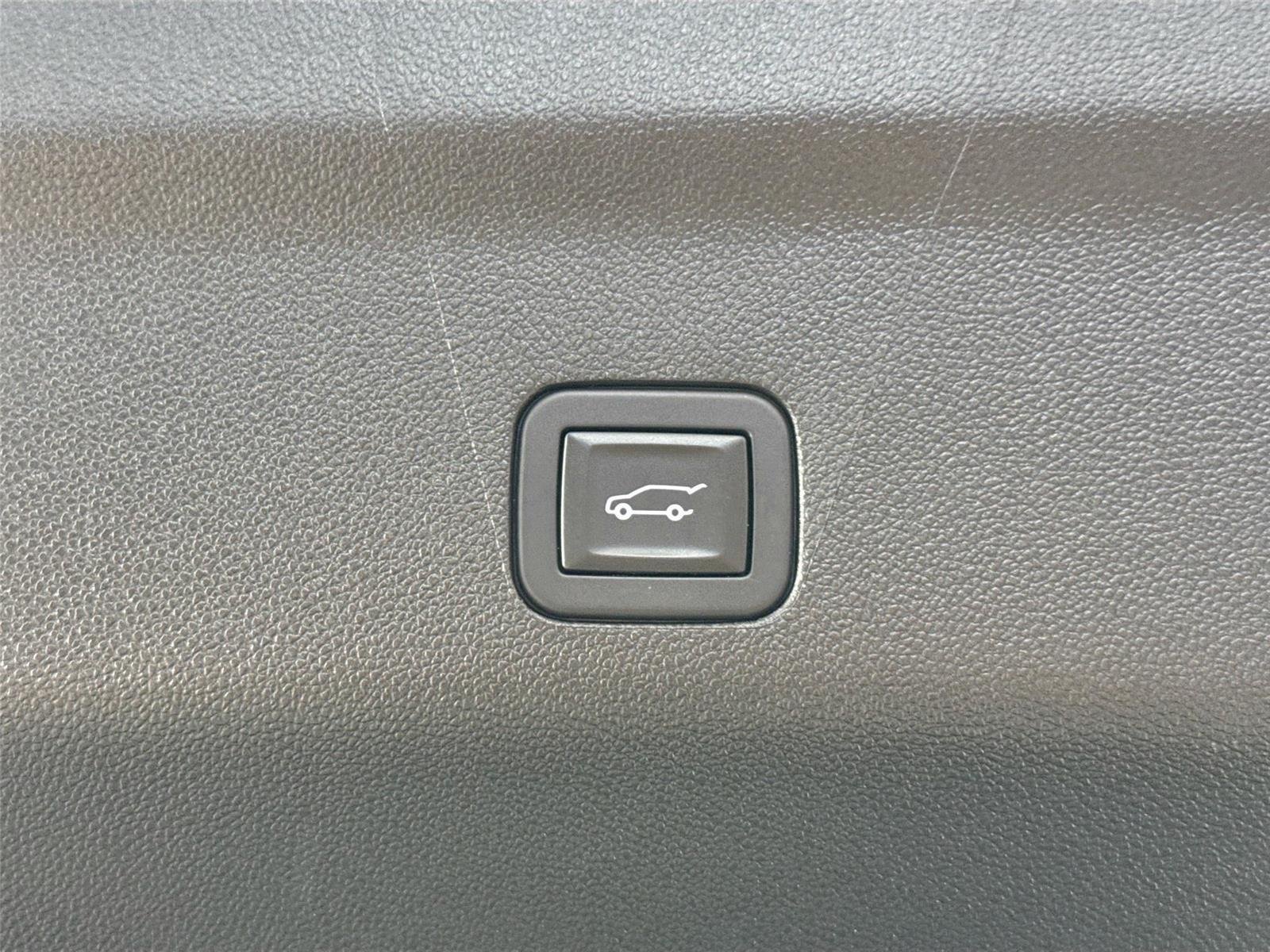 Used 2025 Onyx Black GMC Denali image 42