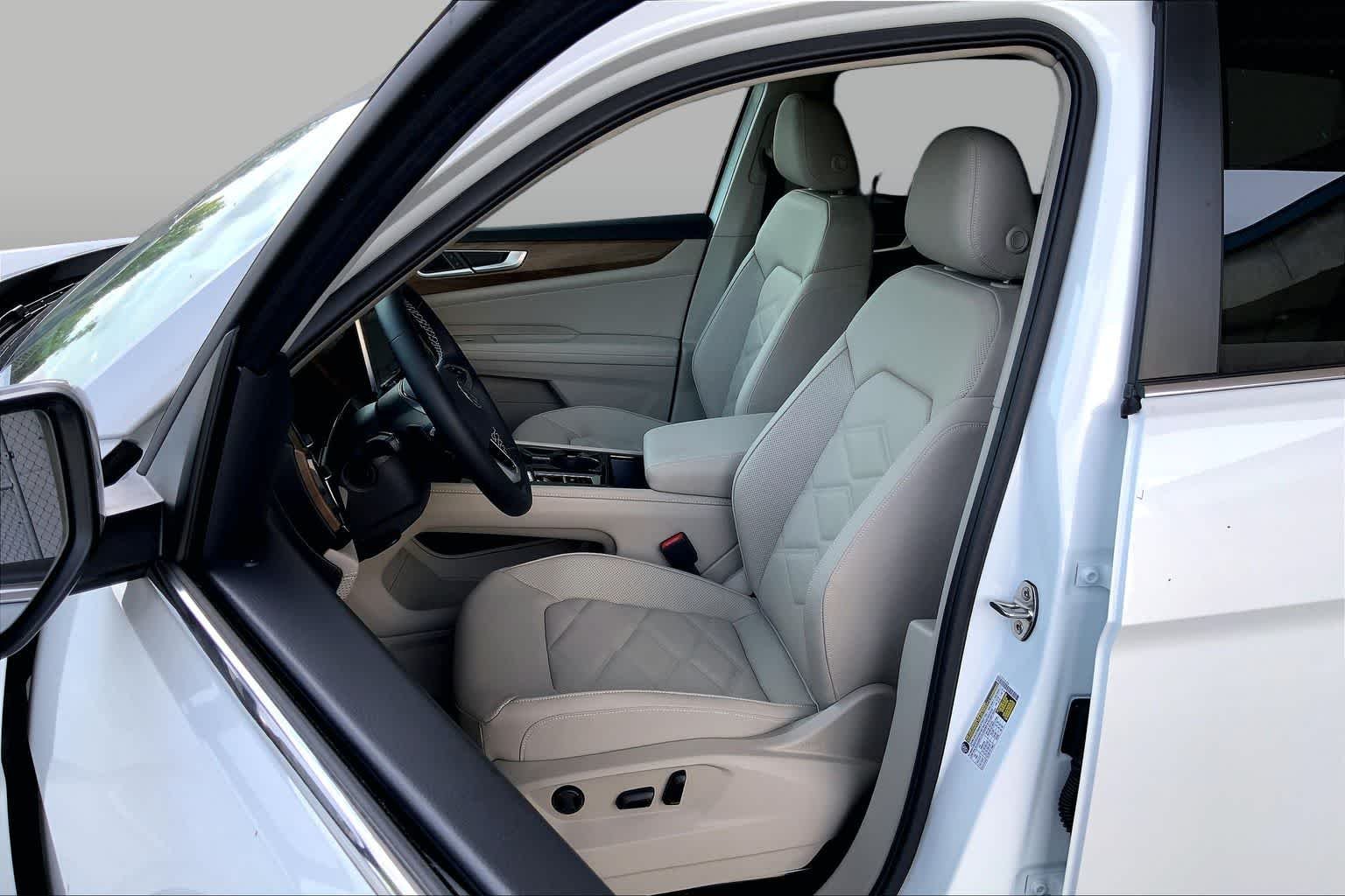 New 2026 Opal White Pearl Volkswagen 2.0T SE w/Technology image 9