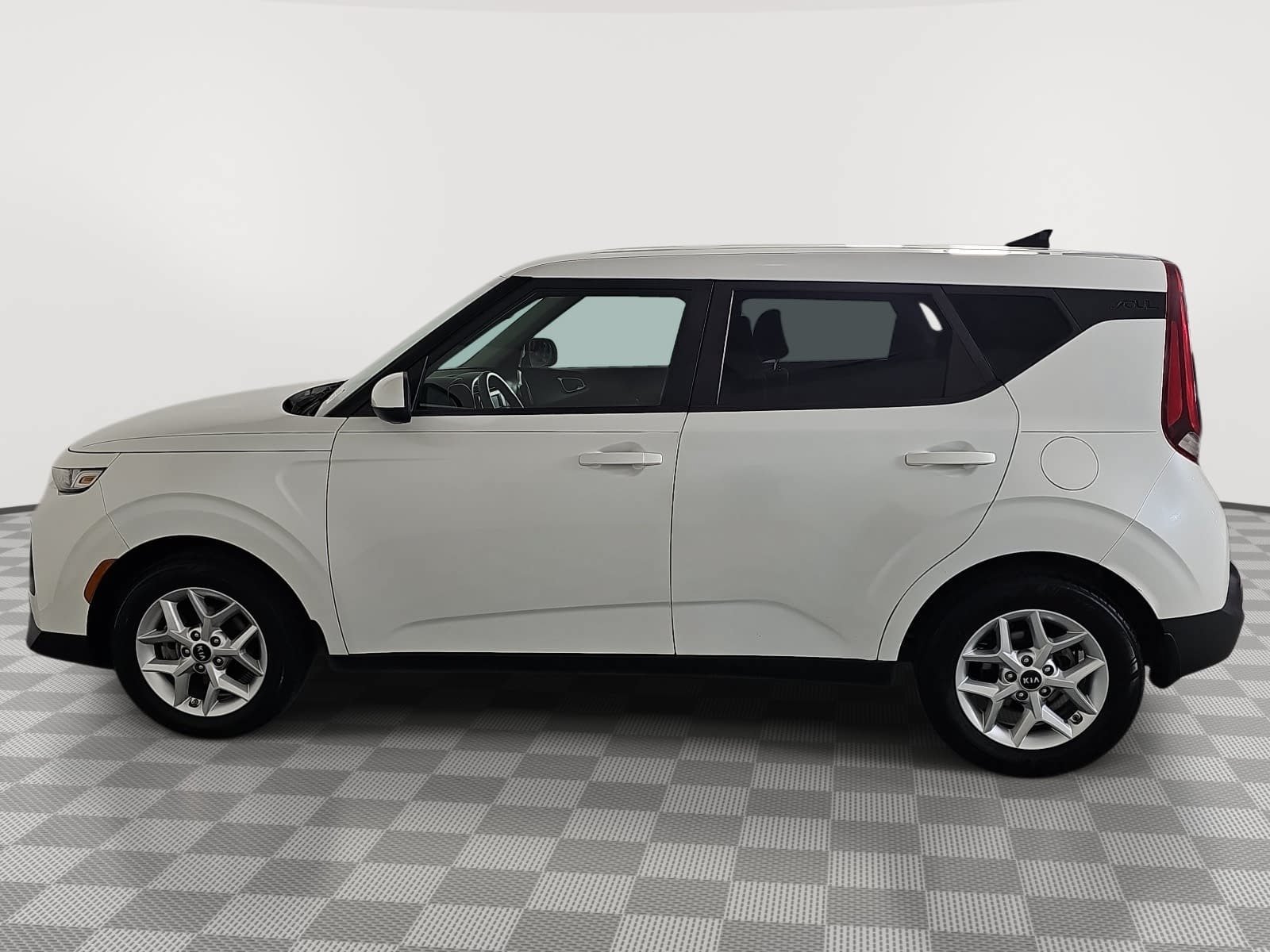 Used 2020 White Kia S image 5