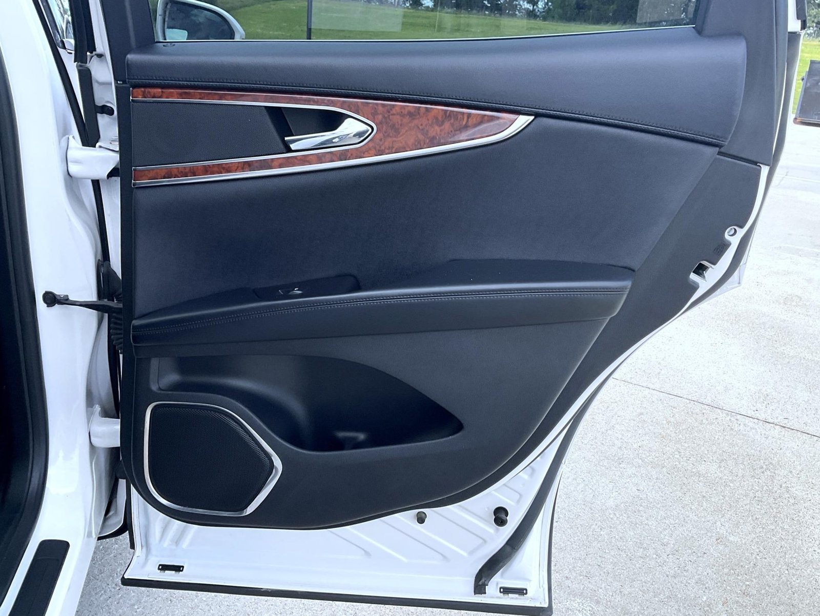 Used 2018 White Lincoln Reserve image 21