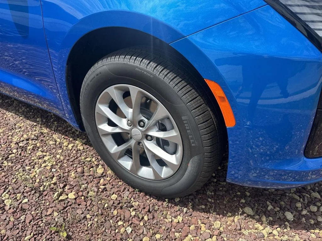New 2027 Hydro Blue Pearl-Coat Exterior Paint Chrysler Select image 16