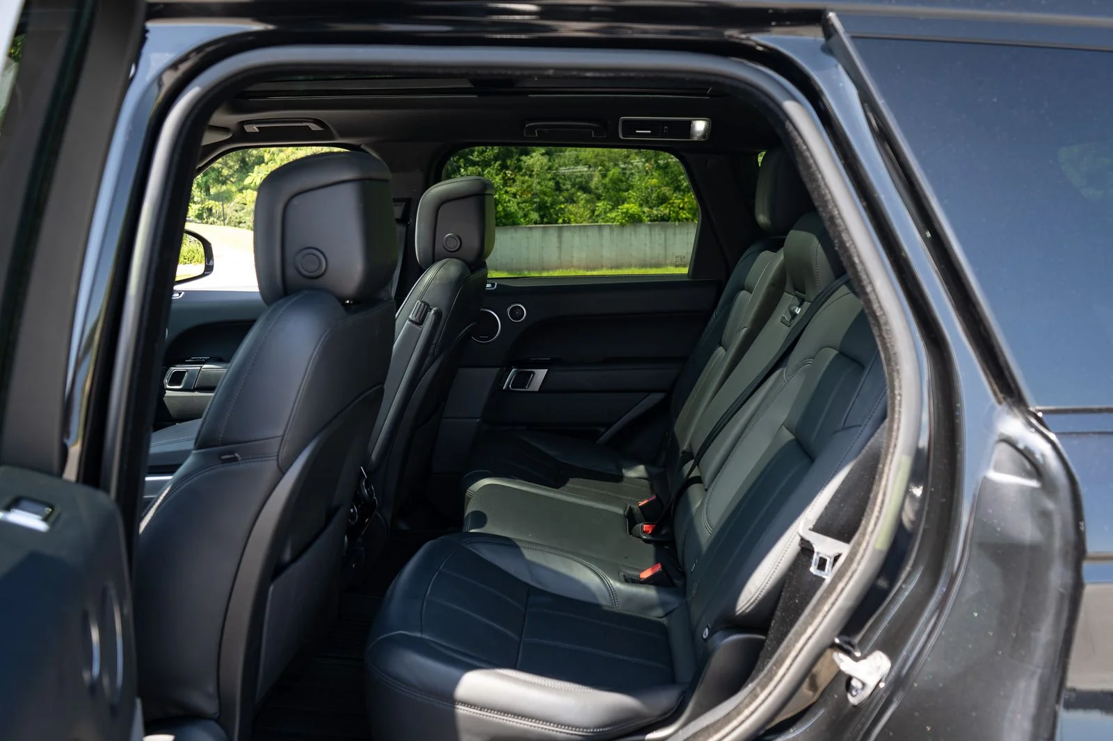 Used 2022 Black Land Rover HSE Silver Edition image 19