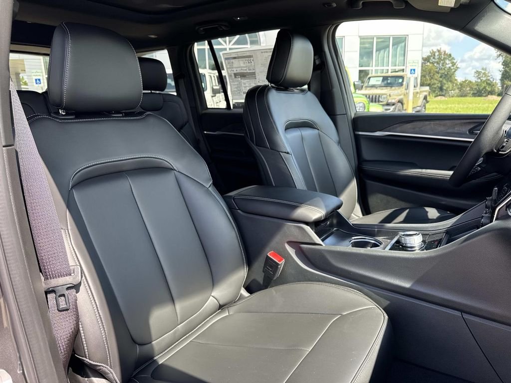 New 2025 Baltic Gray Metallic Clear-Coat Exterior Paint Jeep Limited image 24