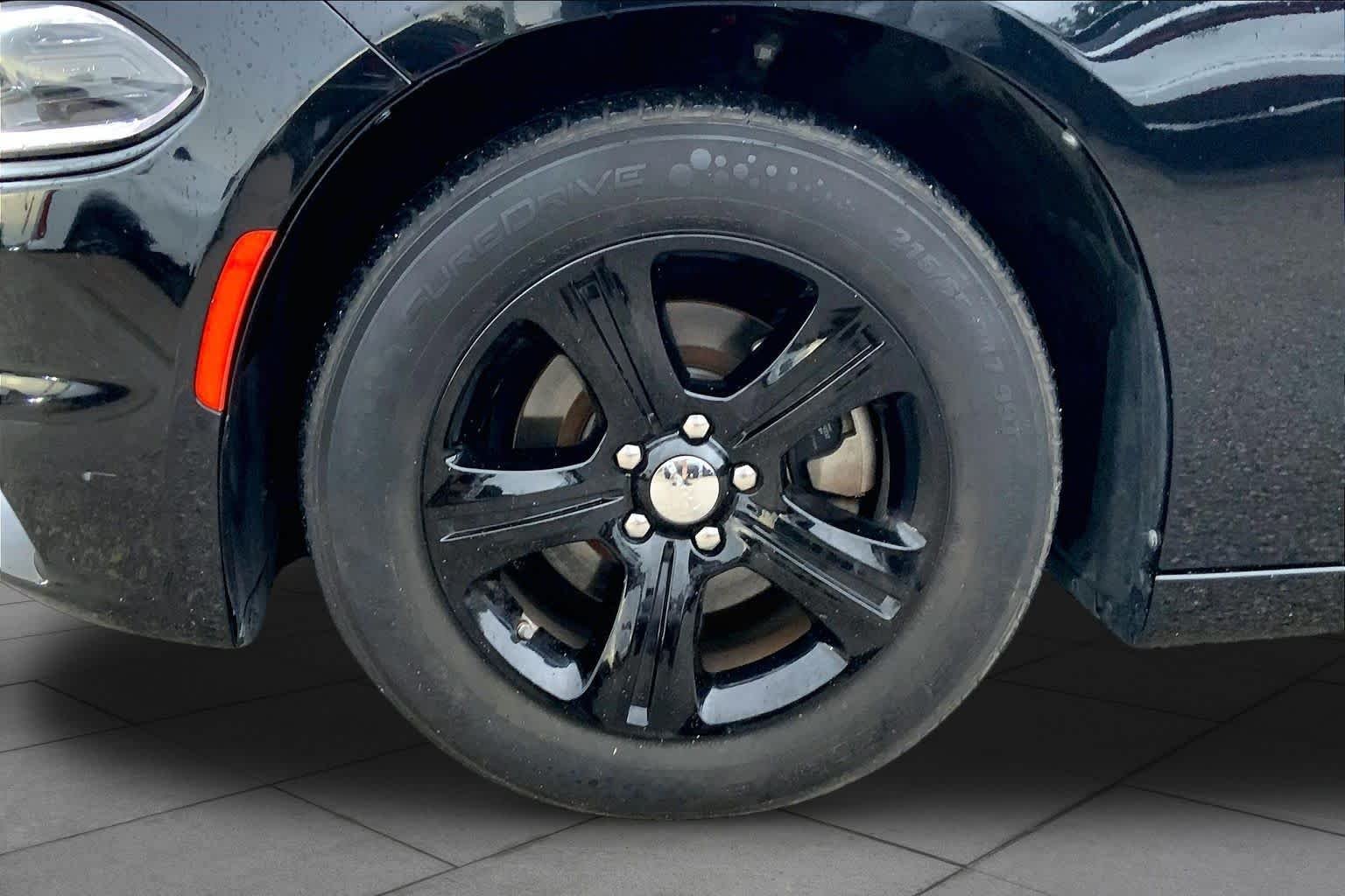 Used 2022 Pitch Black Clearcoat Dodge SXT image 10