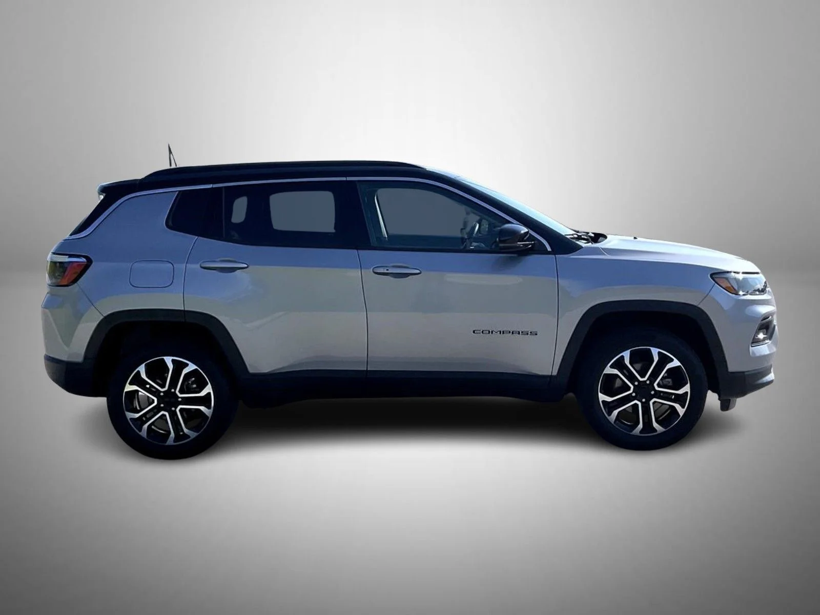 Used 2022 Silver Jeep Limited image 4