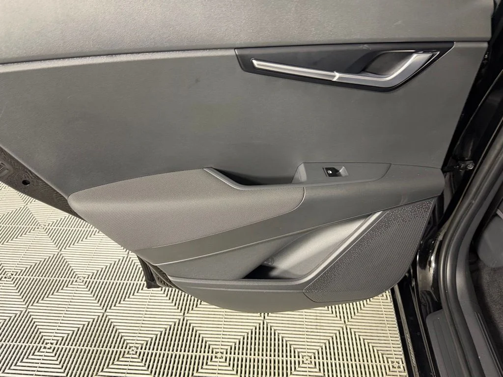 Used 2025 Black Kia Wind image 26