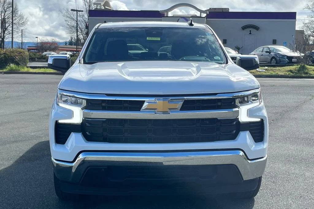 Used 2025 White Chevrolet LT image 6