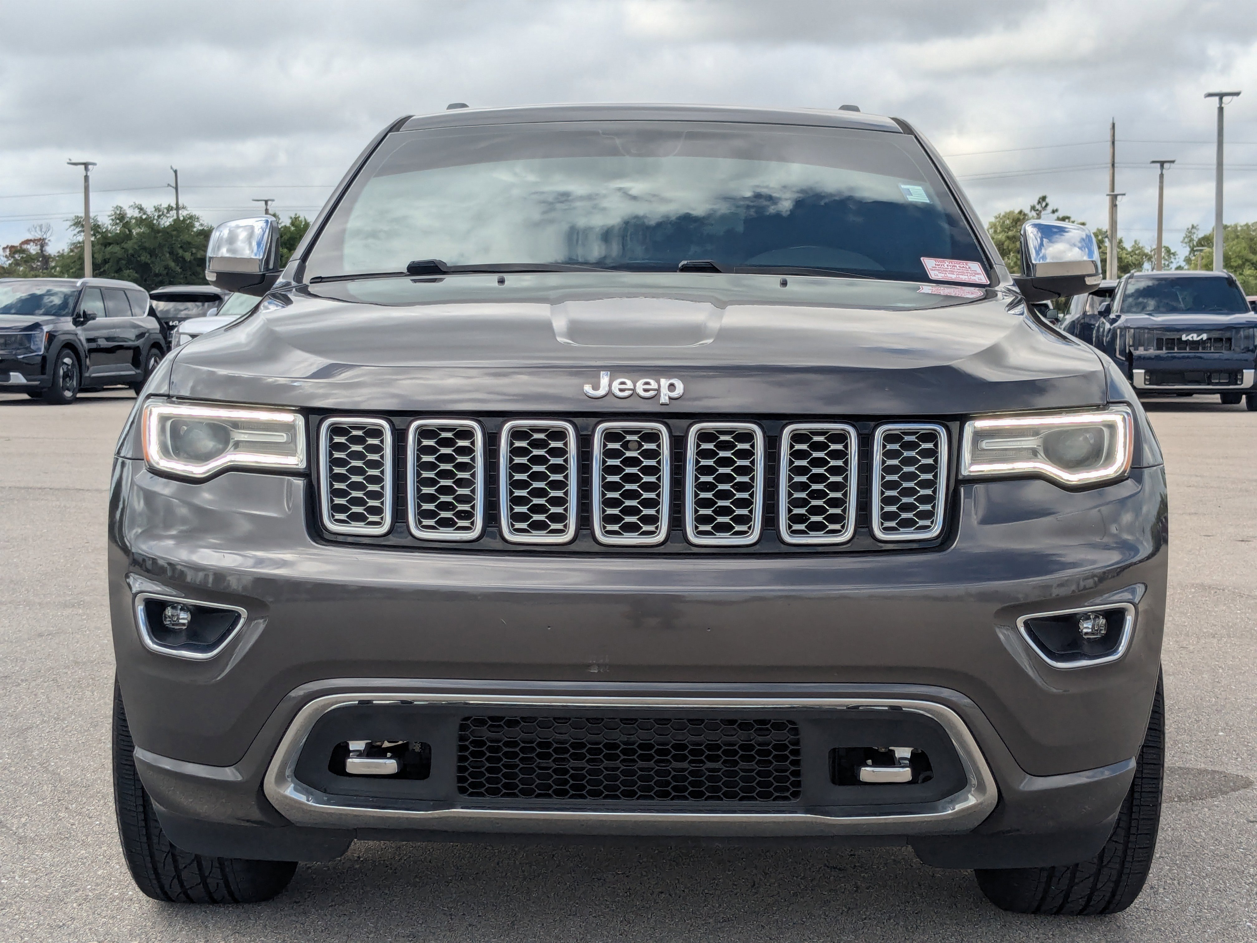 Used 2019 Granite Crystal Metallic Clearcoat Jeep Overland image 3