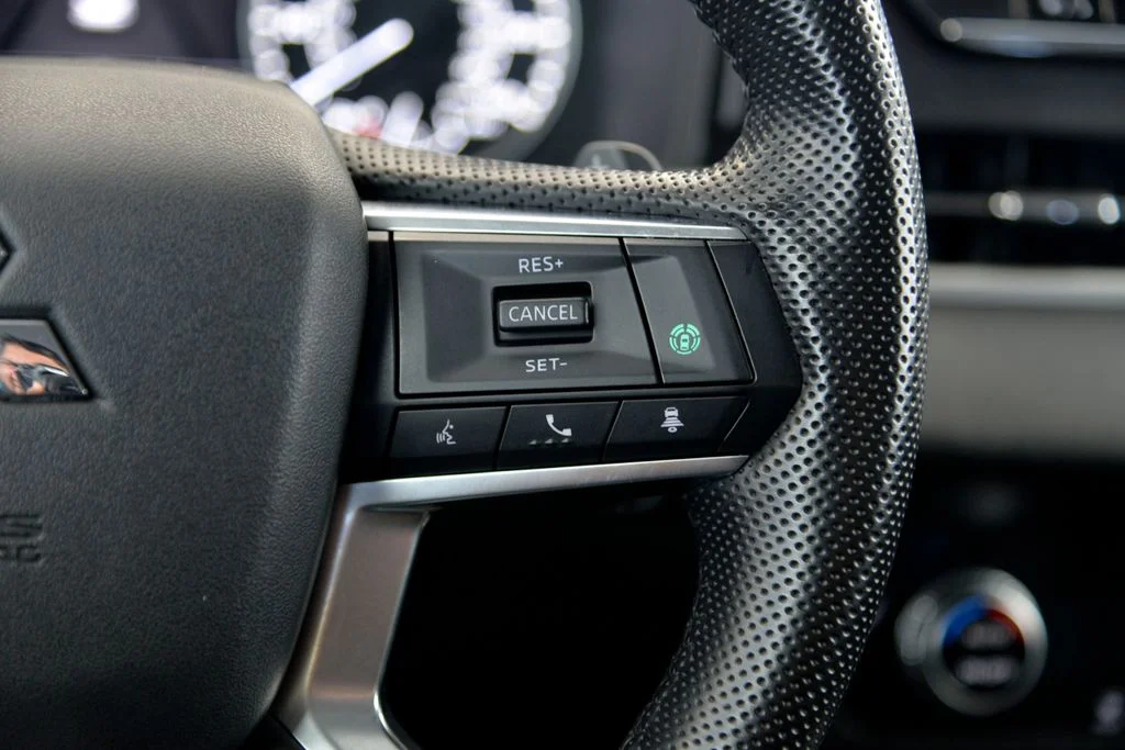 Used 2022  Mitsubishi SE image 25