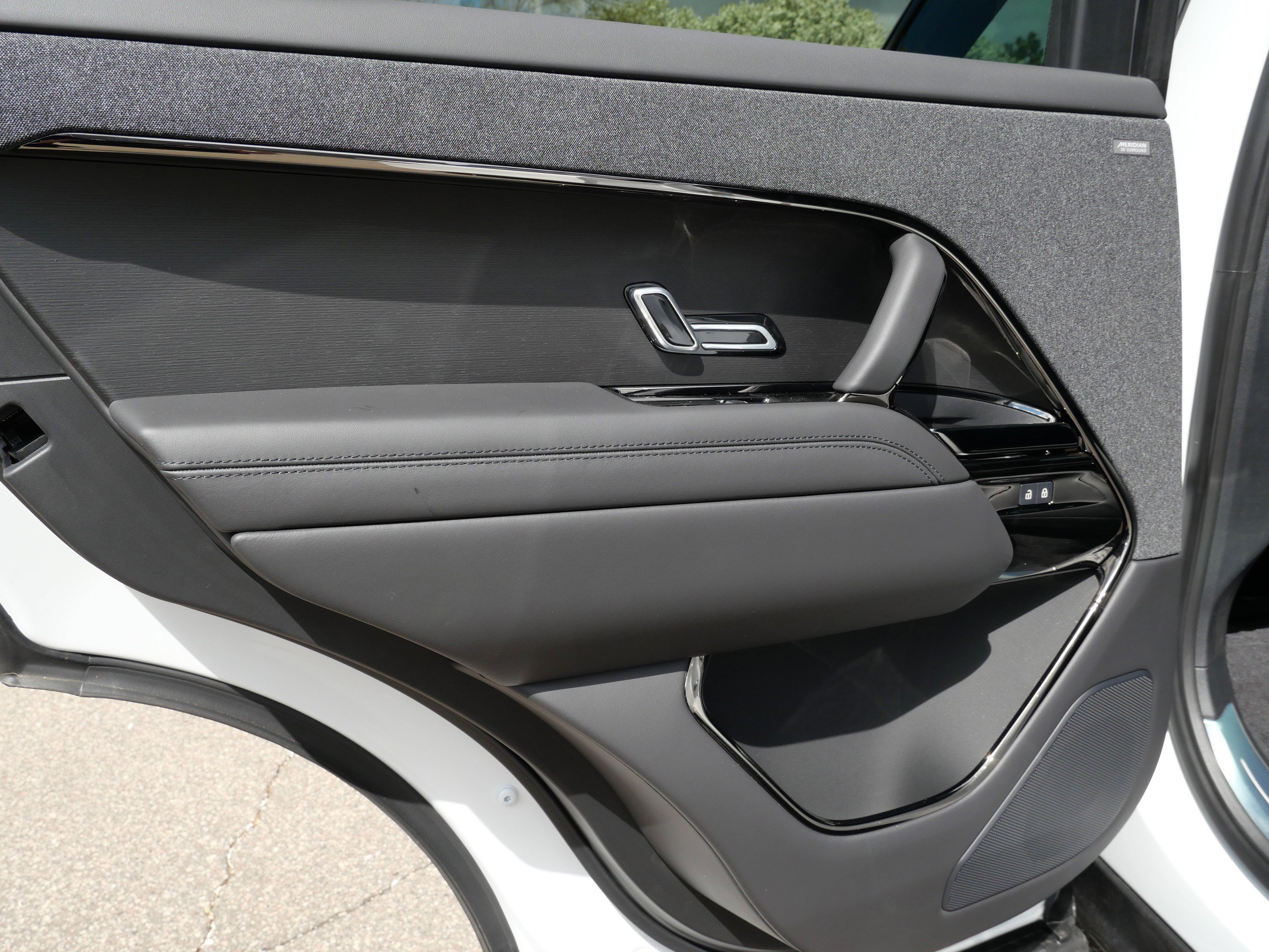 New 2026 Fuji White Land Rover Dynamic SE image 6