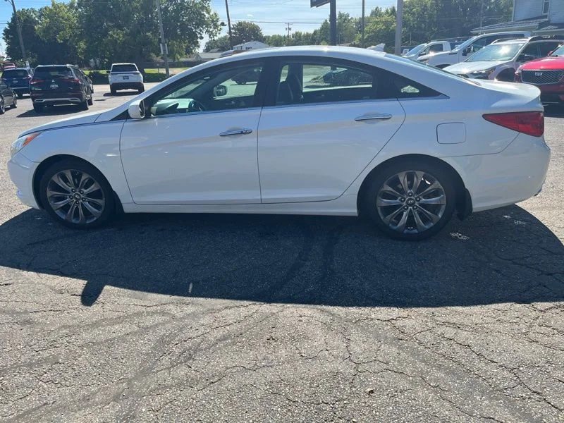 Used 2012 White Hyundai SE image 7