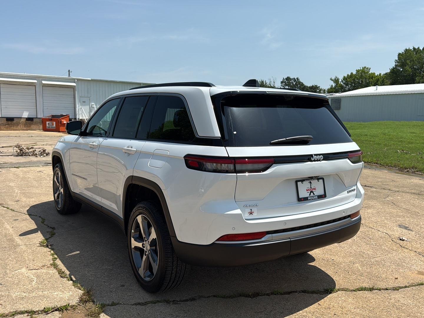 New 2026 Bright White Clear-Coat Exterior Paint Jeep Limited image 5