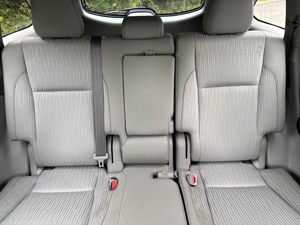 Used 2018 White Toyota LE image 23