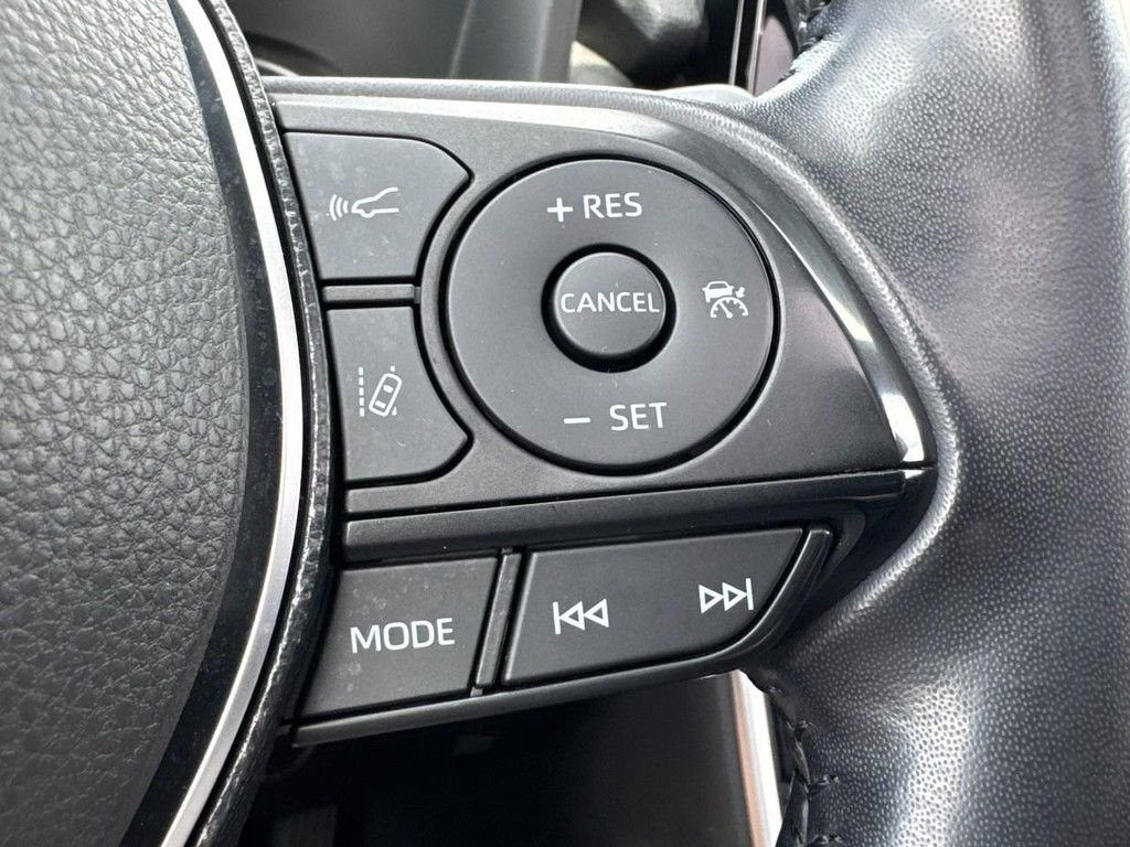 Used 2020 Silver Toyota XLE Premium image 18