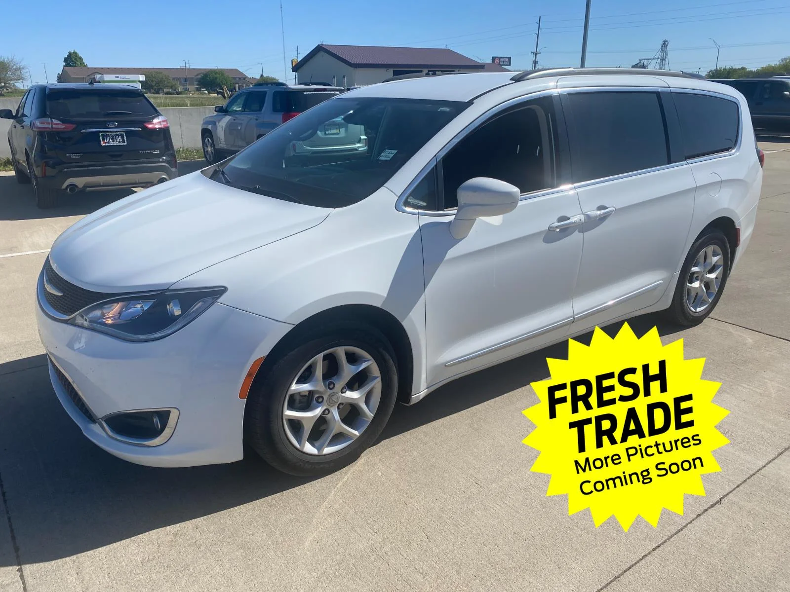 2017 Chrysler Pacifica Touring-L's photo