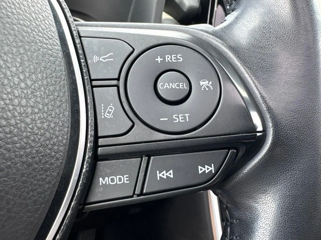 Used 2020 Silver Toyota XLE Premium image 18