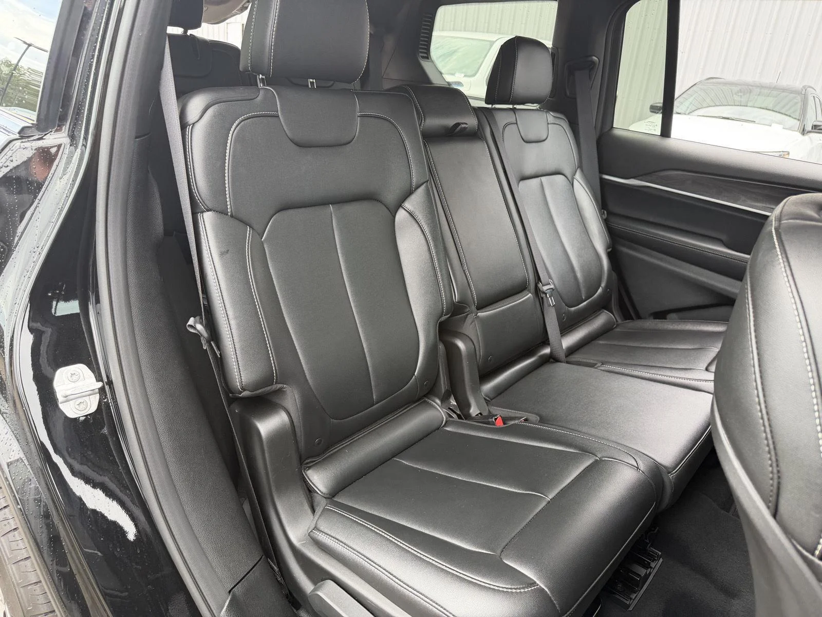Used 2025 Diamond Black Crystal Pearlcoat Jeep Limited image 20