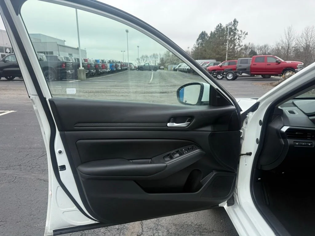 Used 2022 White Nissan 2.5 image 10