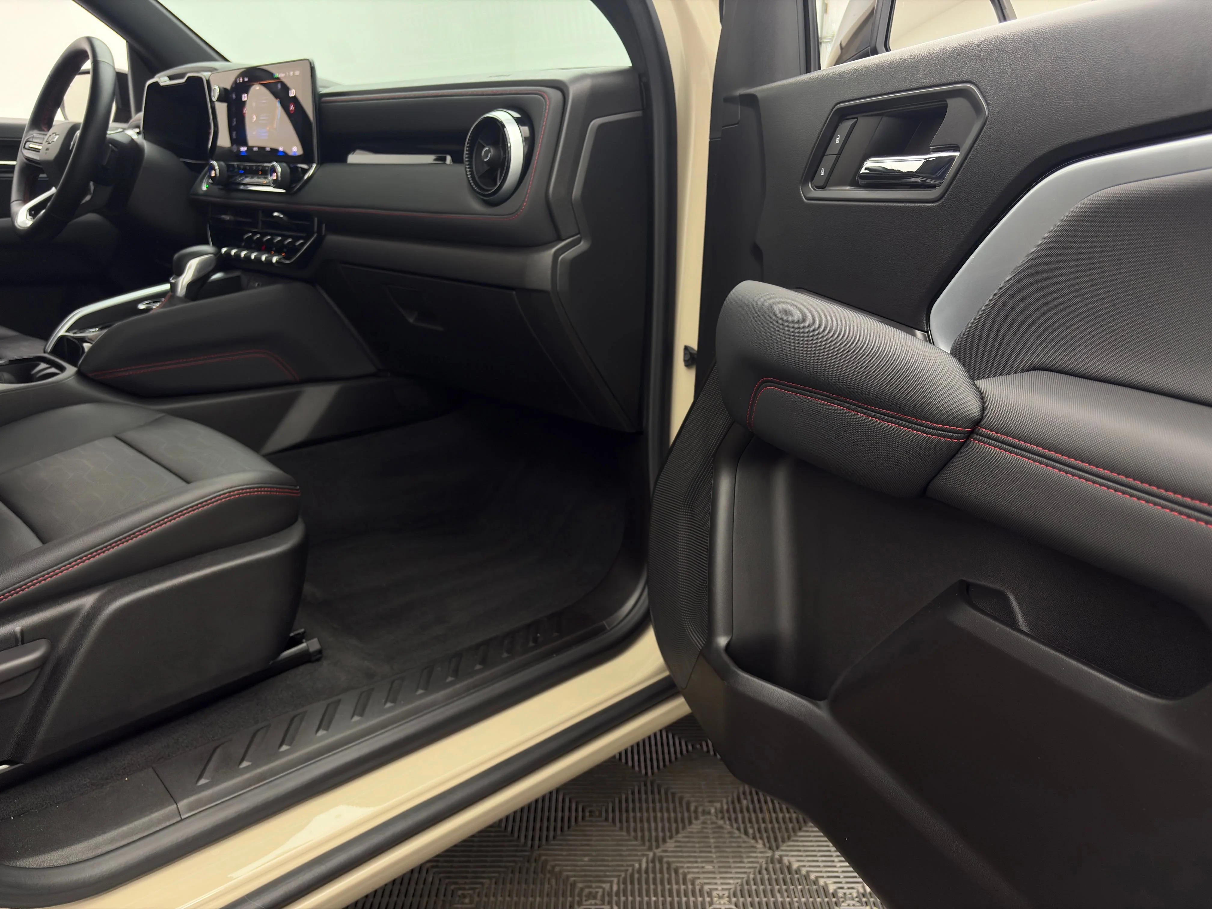 Used 2023 Sand Dune Metallic Chevrolet Z71 image 32