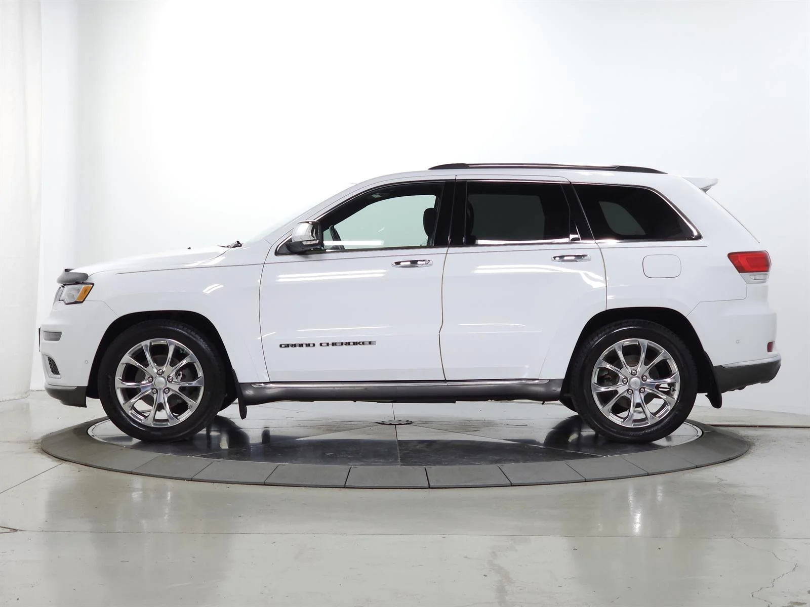 Used 2019 White Jeep Summit image 4