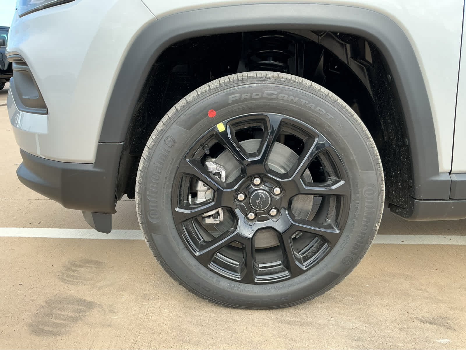 New 2026 Silver Zynith Metallic Clear-Coat Exterior Paint Jeep Latitude image 10