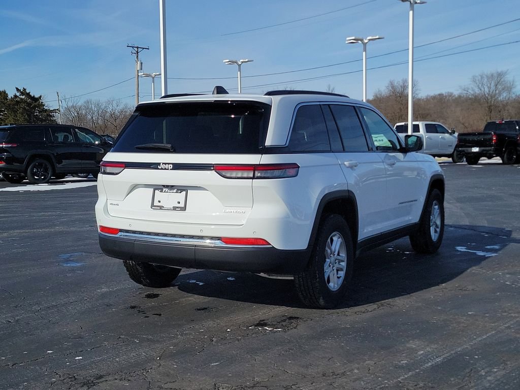 Used 2024 White Jeep Laredo image 4