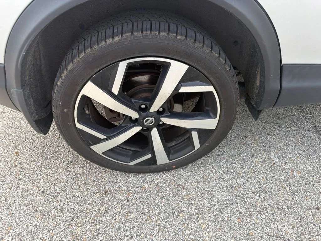 Used 2020 Silver Nissan SL image 21