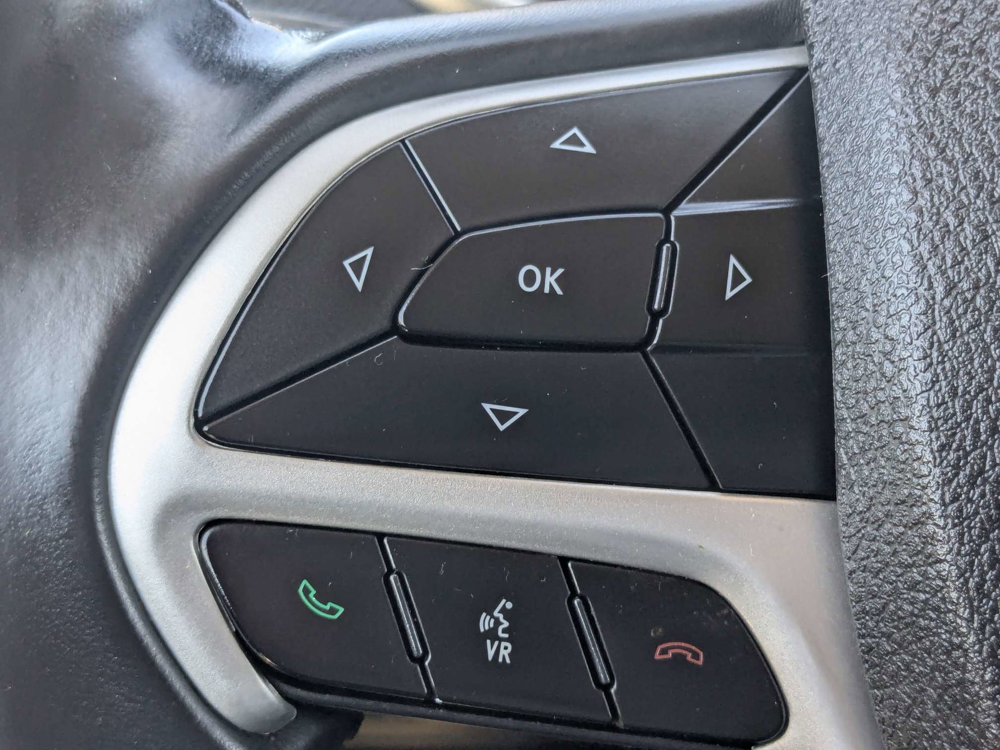 Used 2018 Light Brownstone Pearlcoat Jeep Latitude Plus image 33