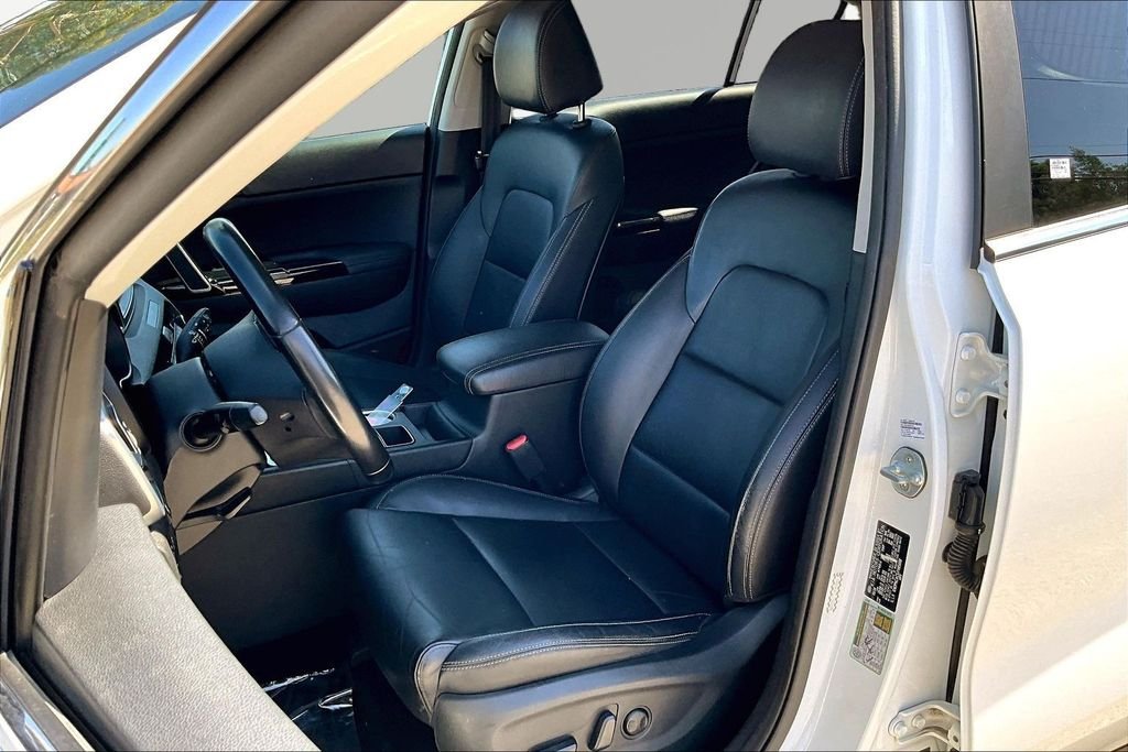 Used 2018 White Kia EX image 22