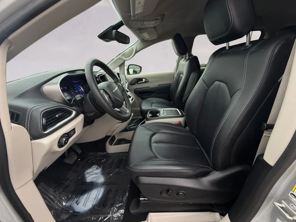 2024 Chrysler Pacifica PHEV Select - Photo 10