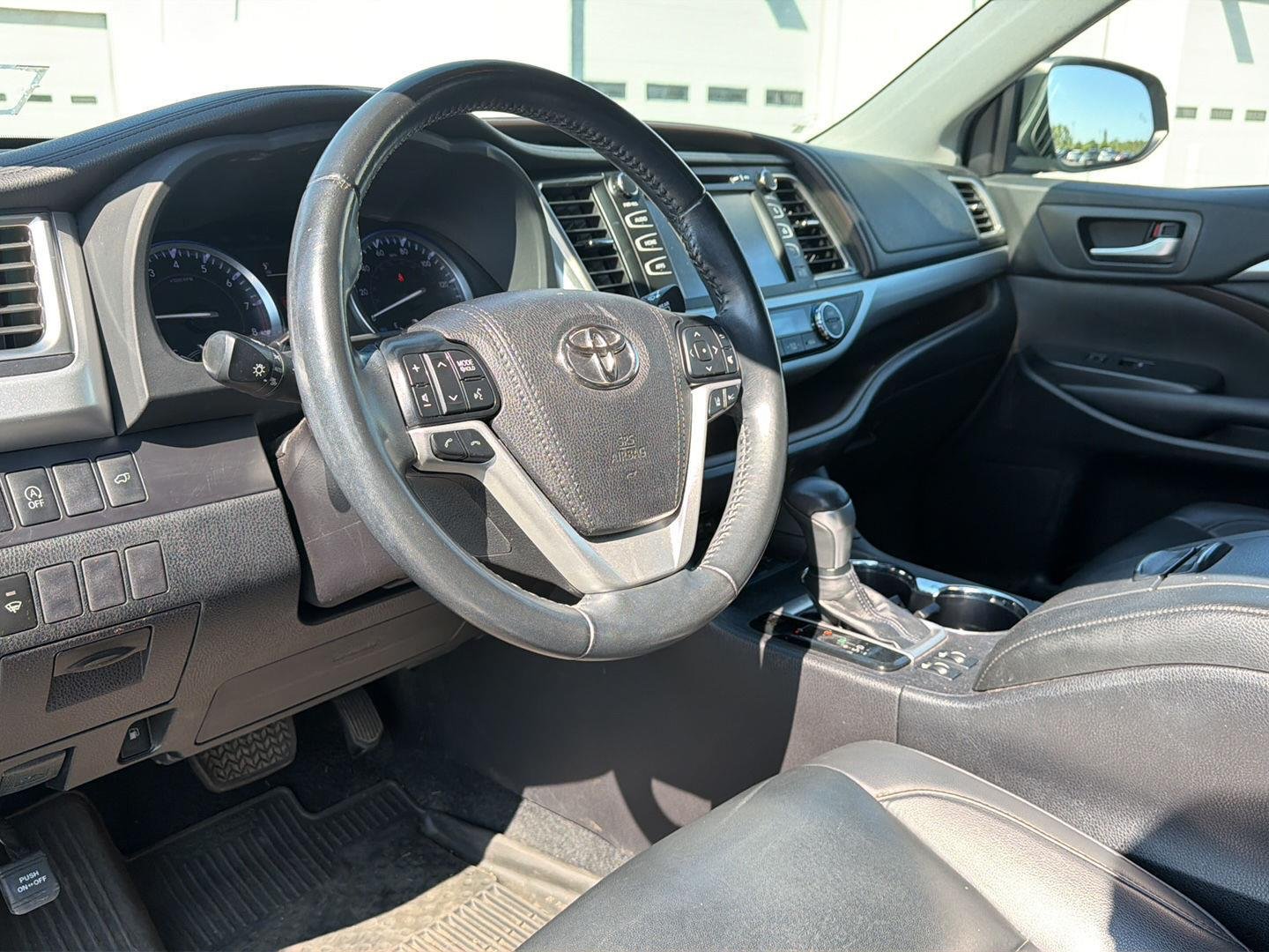 Used 2019 Midnight Black Metallic Toyota XLE image 5