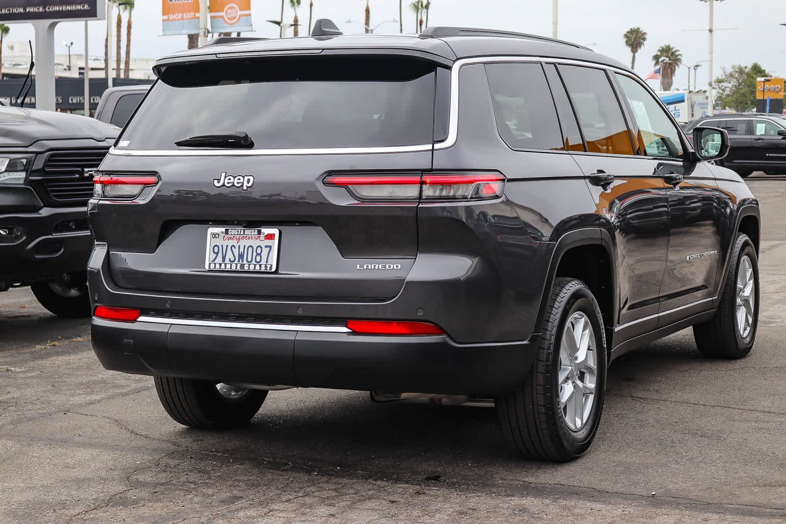 Used 2025 Baltic Gray Metallic Clearcoat Jeep Laredo X image 4