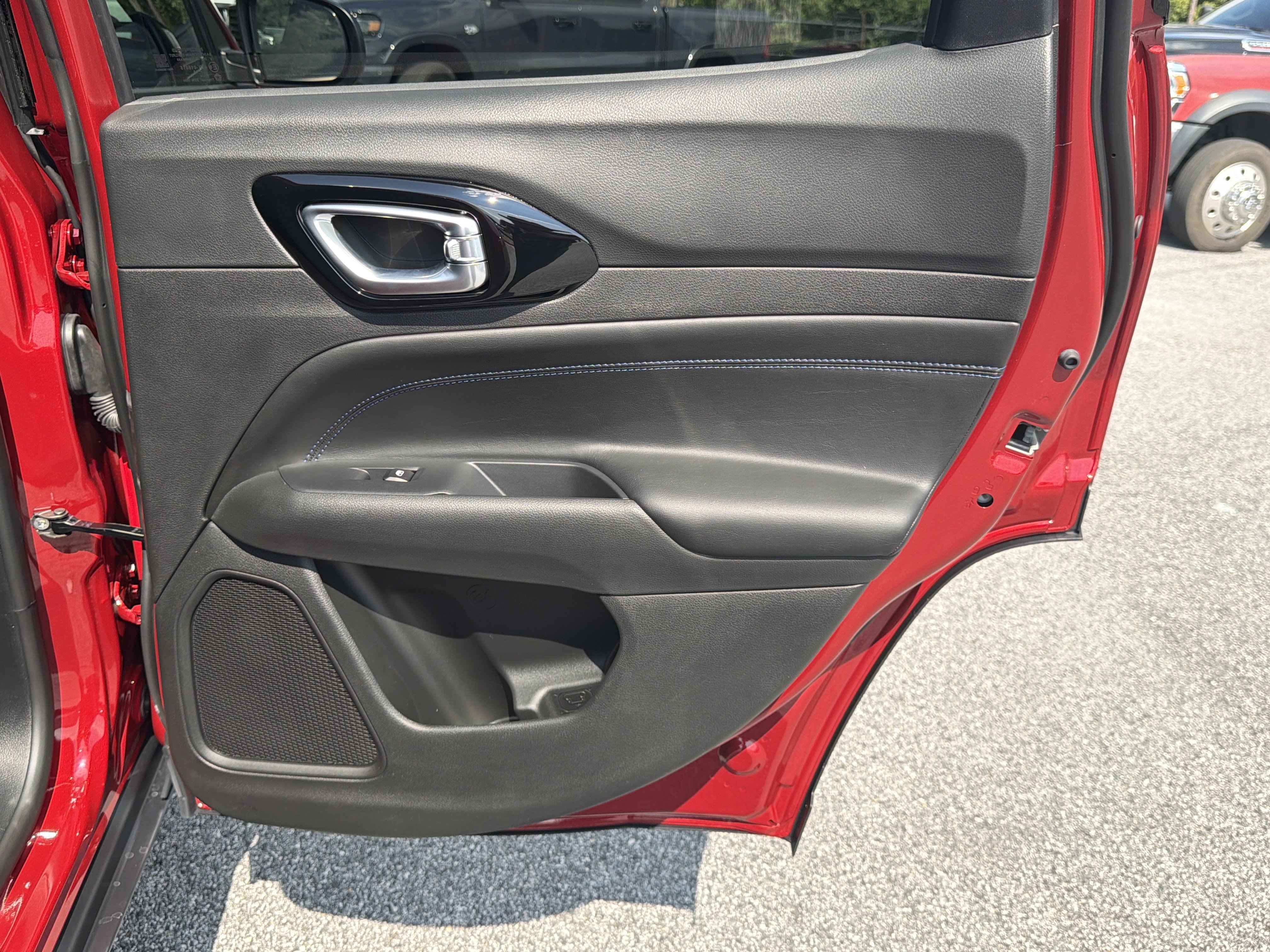 New 2026 Red Hot Pearl-Coat Exterior Paint Jeep Latitude image 21