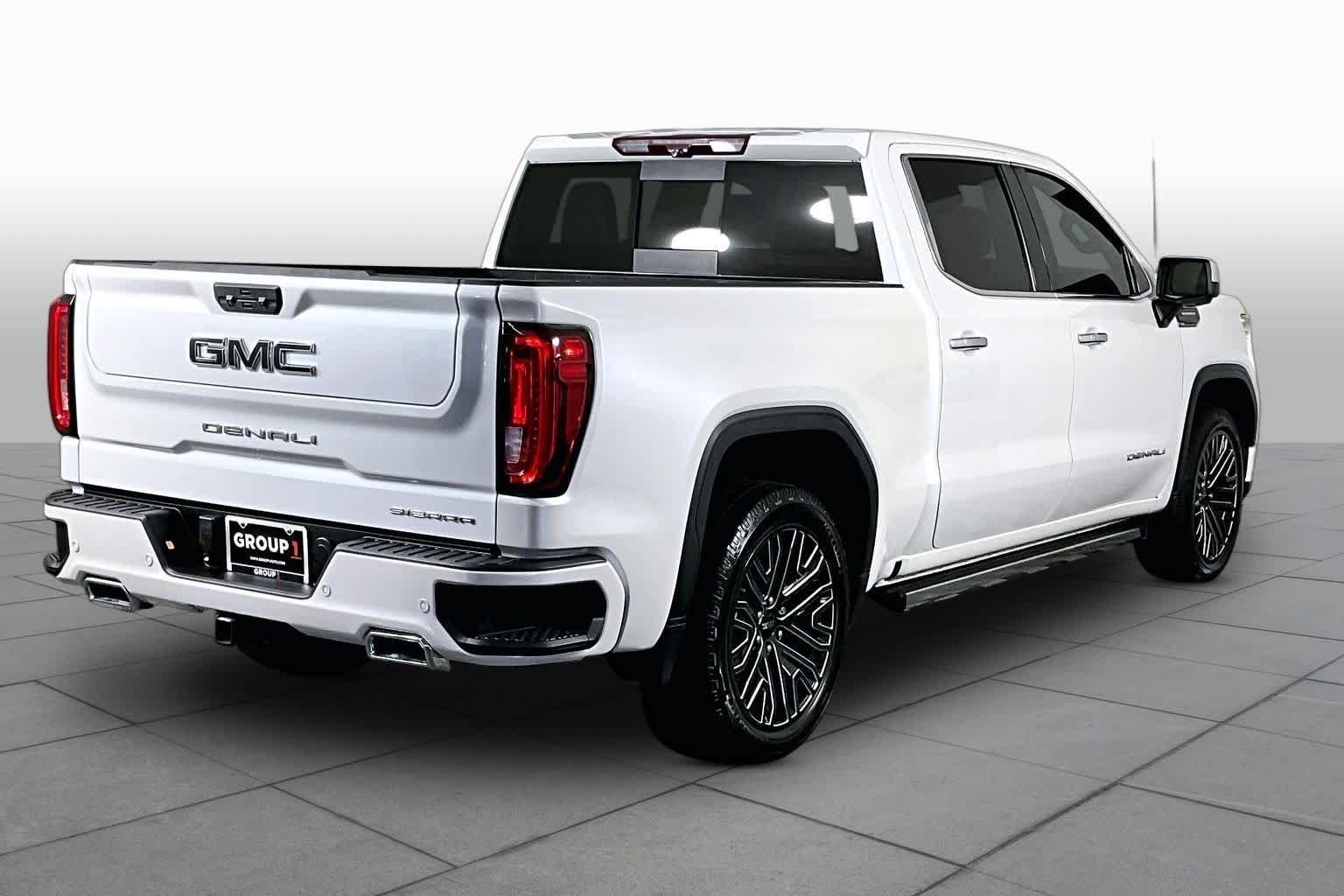 Used 2022 White Frost Tricoat GMC Denali Ultimate image 12