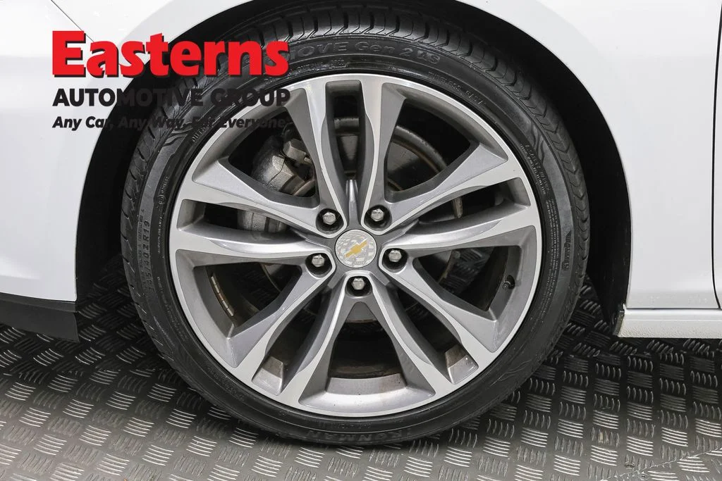 Used 2024 White Chevrolet LT image 34