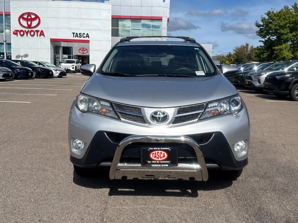 Used 2015 Silver Toyota XLE image 2