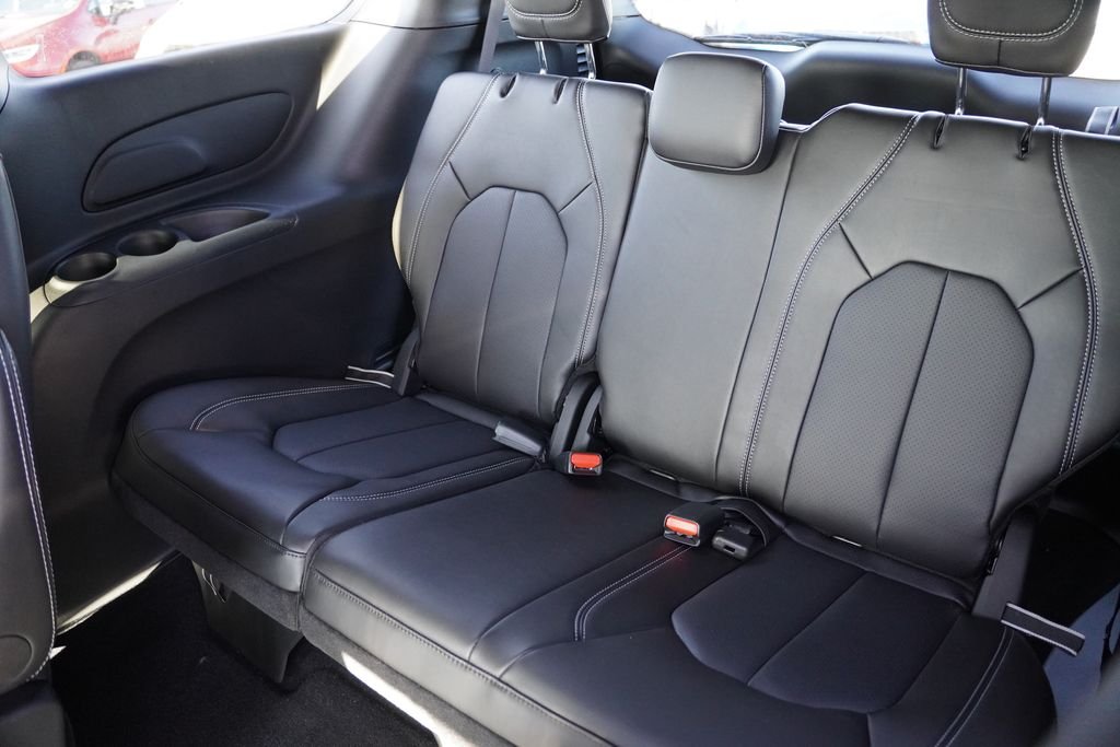New 2026 Diamond Black Crystal Pearl-Coat Exterior Paint Chrysler Select image 13