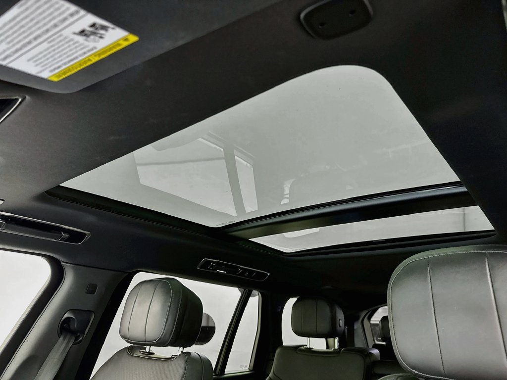 Used 2024 White Land Rover SE image 22