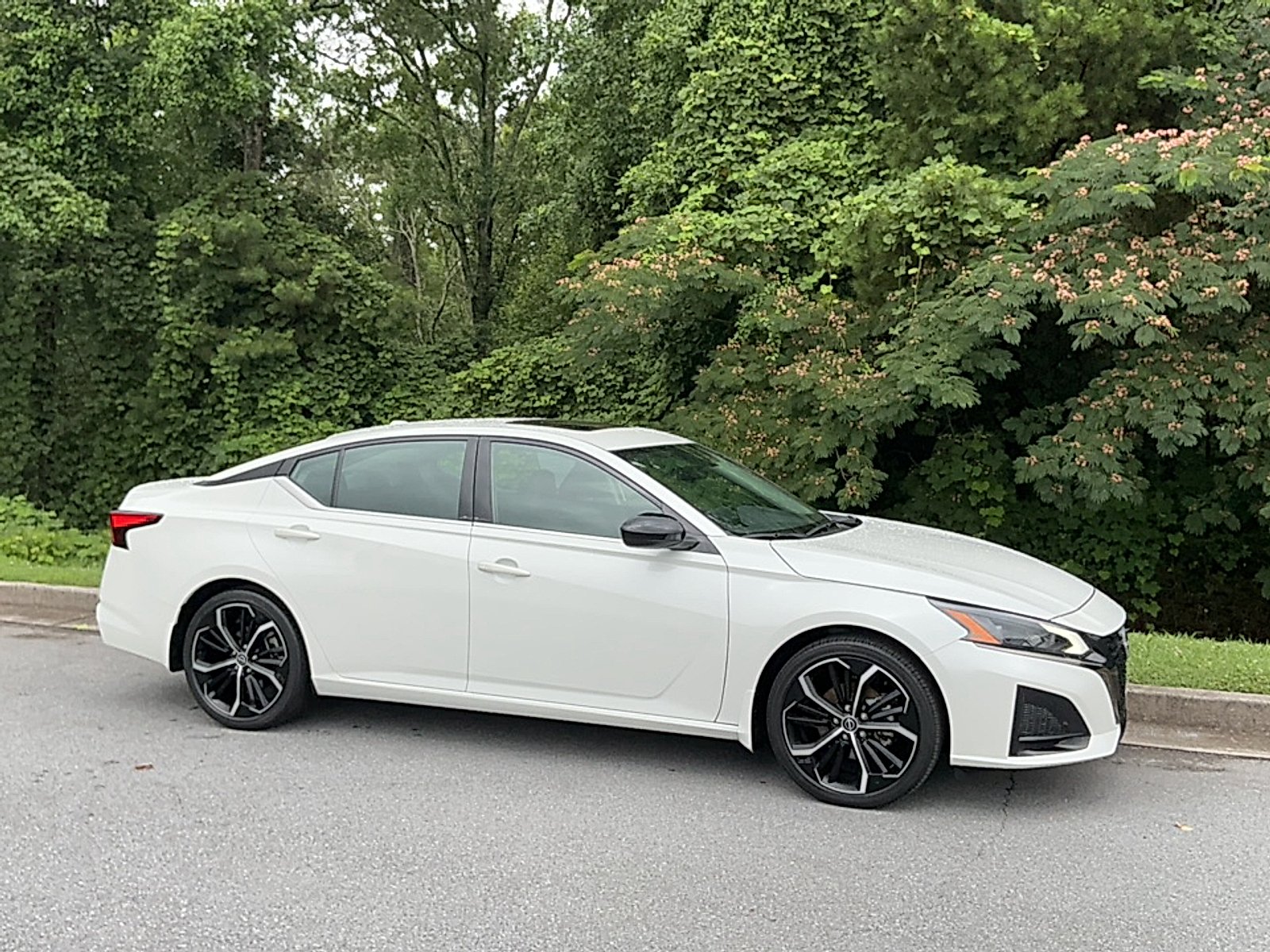 Used 2024 Pearl White Tricoat Nissan SR FWD image 1