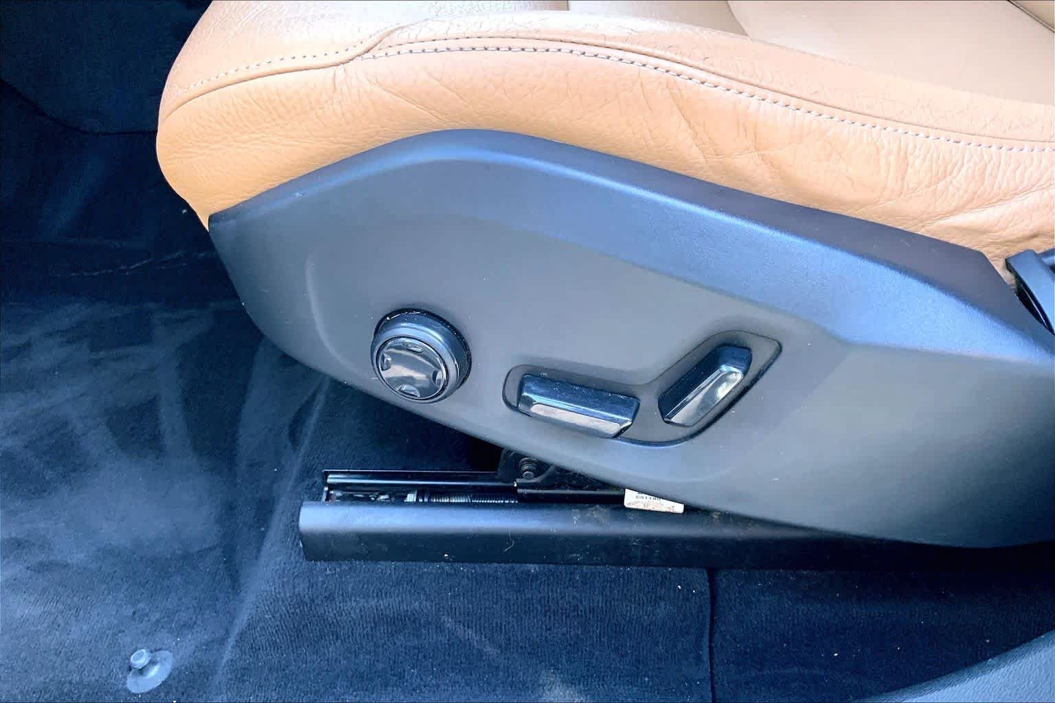 Used 2018 Denim Blue Metallic Volvo Momentum image 11