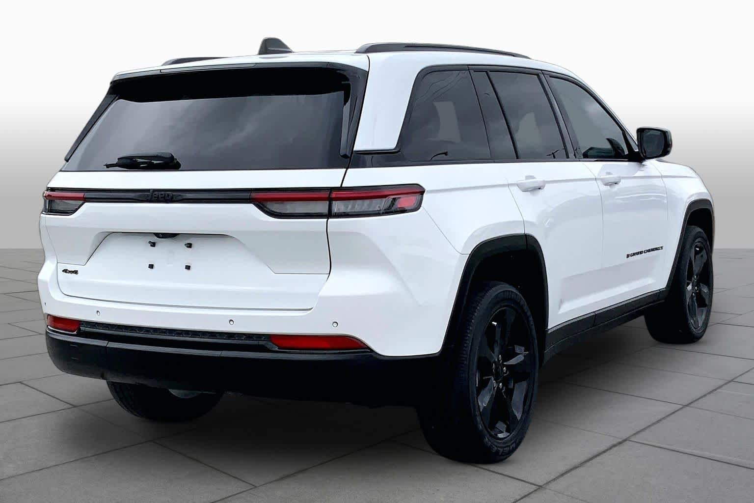 Used 2022 Bright White Clearcoat Jeep Altitude image 20