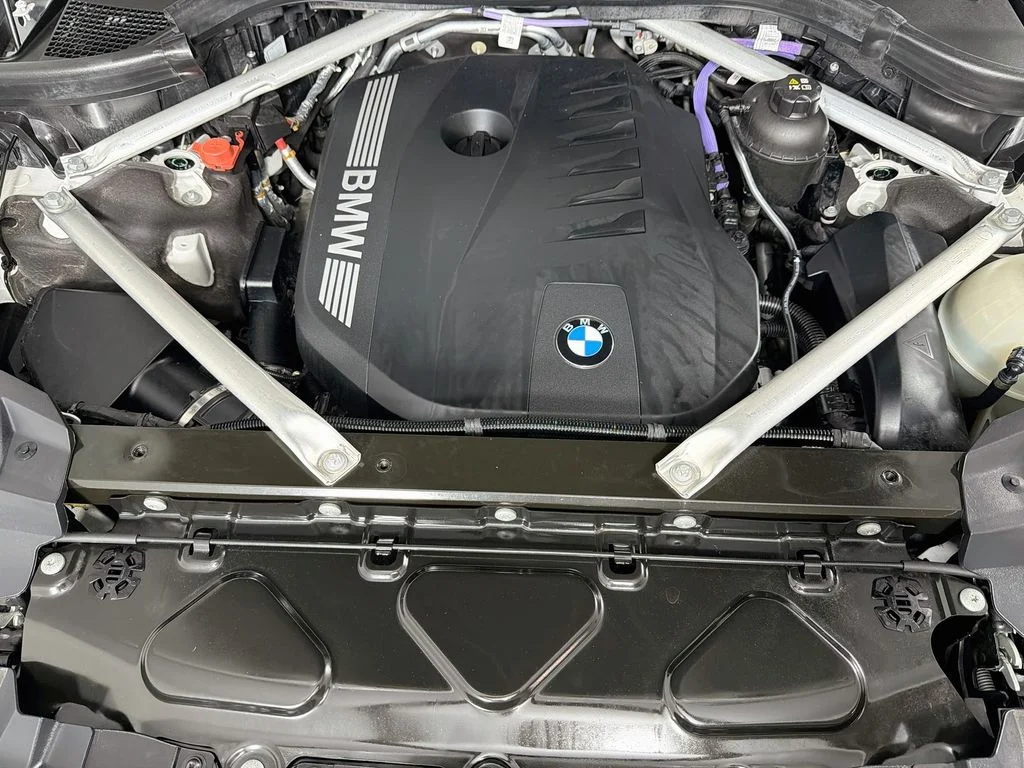 Used 2025 White BMW xDrive40i image 32