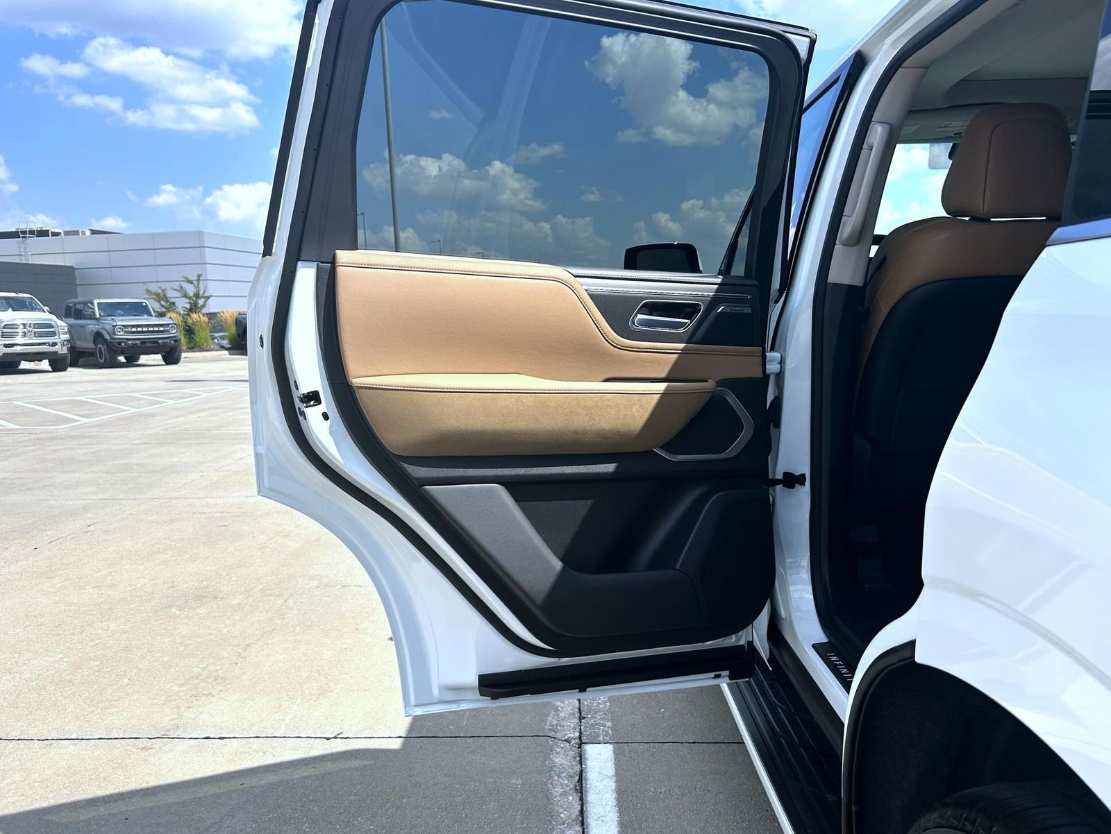 New 2027 RADIANT WHITE INFINITI Luxe 4WD image 22