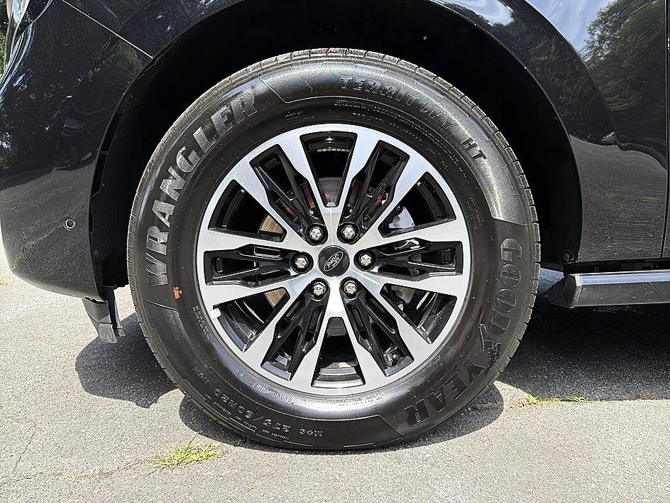 Used 2025 Black Metallic Ford Platinum image 4