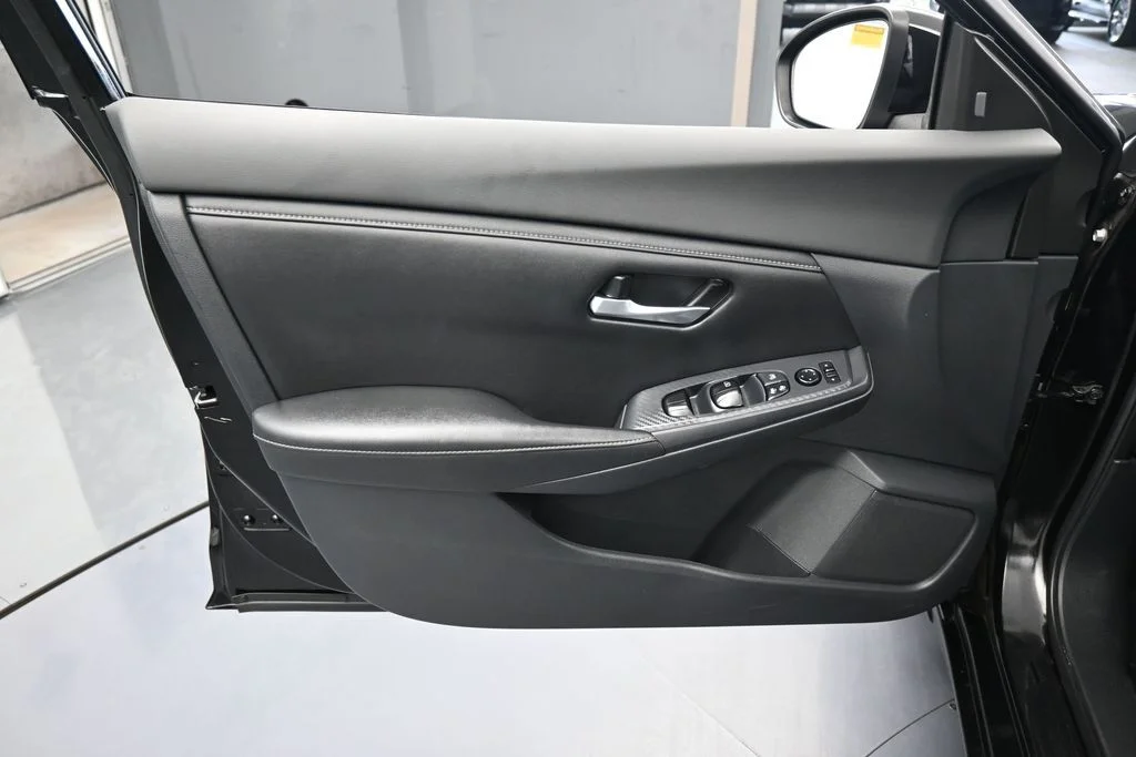 Used 2022 Super Black Nissan SV image 12