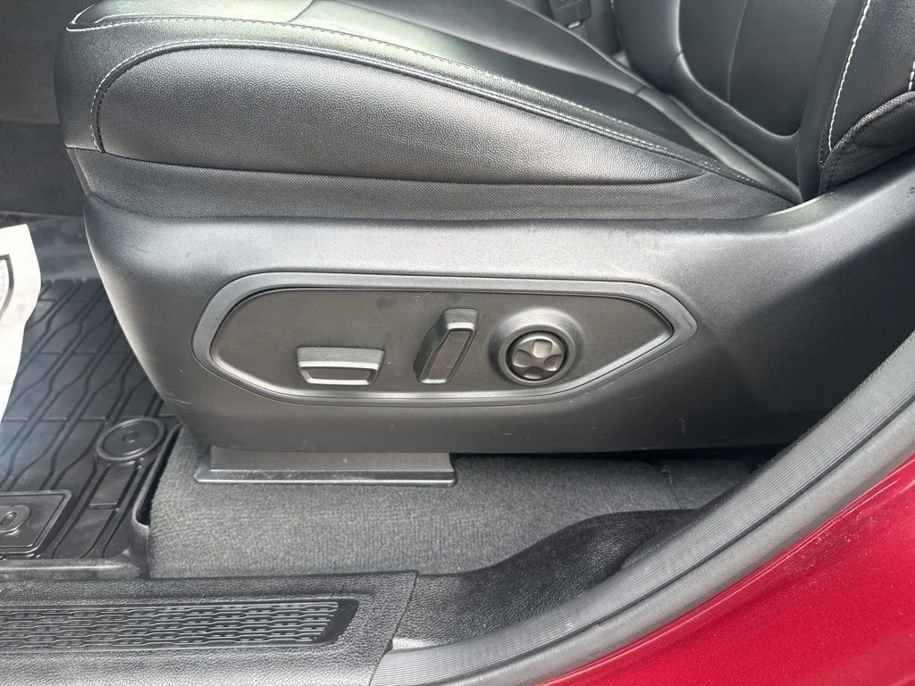 Used 2023 Red Jeep Limited image 9