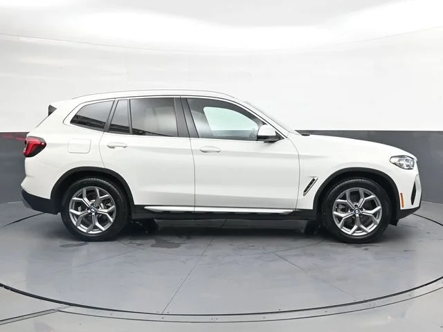 Used 2024  BMW xDrive30i image 3