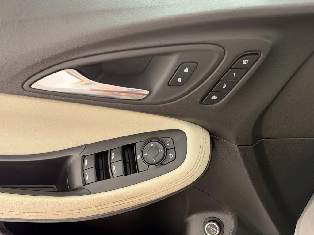 Used 2024 White Buick Avenir image 26