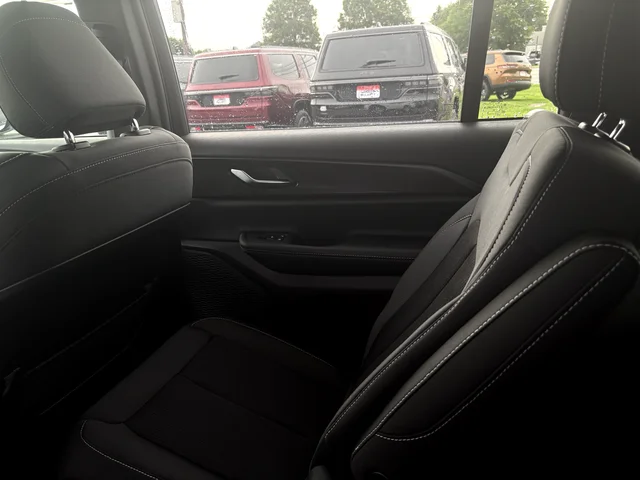 New 2026 Bright White Clear-Coat Exterior Paint Jeep Laredo image 18